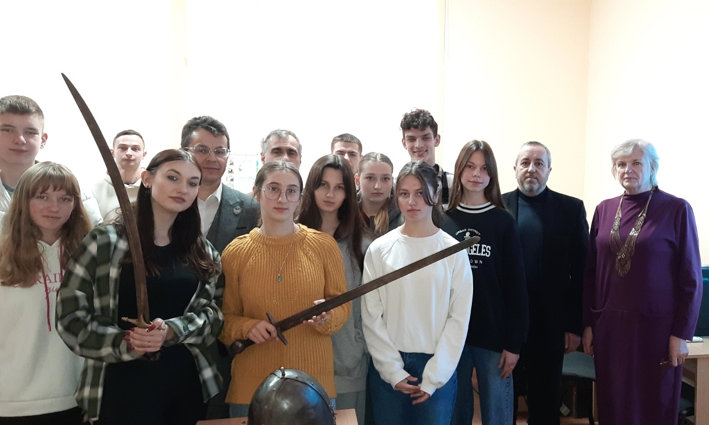 Майбутні абітурієнти і директор школи Ольга Богданівна